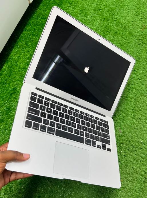 MacBook Air 13” 2015 (Core i5, 8GB RAM, 256GB SSD)